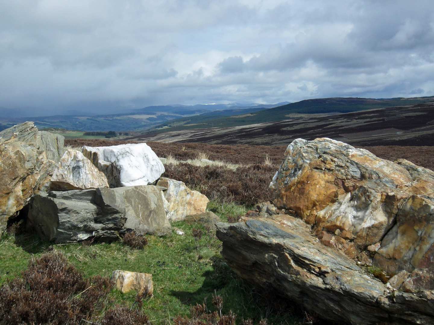 Stones in high-up placs on the Rob Roy Way